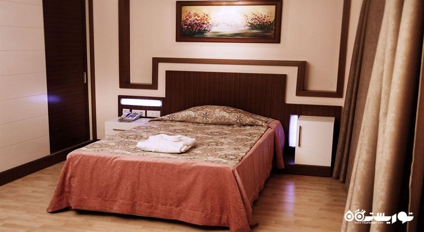 تخت بزرگ ویلای زرد